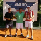 Finalistas del tenis5cinco con el juez de silla.