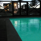 Algunas de las habitaciones de este hotel rural, que cuenta con piscina, tienen corredor y otras dan al jardín.
