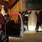 Agentes de la policía registran a sospechosos a la entrada de una favela de Sao Paulo, en Brasil