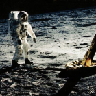 Aldrin, sobre la superficie lunar, tras la primera misa que él mismo se oficio a bordo del Eagle.