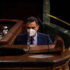 Pedro Sánchez sube a la tribuna del Congreso de los Diputados ayer, durante el debate. J.J. GUILLÉN