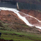 Las intensas lluvias hacen que se rompa una parte del canal de agua que pasa por la localidad de Toreno (León) produciendo inundandaciones en varias fincas