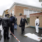 Agentes de policía y forenses en el exterior de la escuela judía donde se produjo el tiroteo.