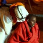 Imagen de un inmigrante africano atendido por un miembro de Cruz Roja
