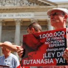 Un millón de firmas para solicitar que se despenalice la eutanasia en España. EMILIO NARANJO