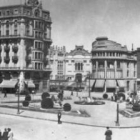 Imagen de la plaza, cuando era cuadrada, en la época de los años 30.