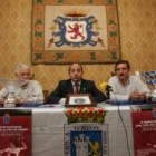 El alcalde de La Pola, en el centro, acompañado por responsables de ambos clubes en la Diputación