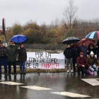 Los trabajadores se concentraron ayer a las puertas de la embotelladora de Folgoso. CEBRONES