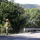 Los agentes medioambientales, después de sofocar el incendio, y un agente de la Guardia Civil, ayer, rastreando la zona. RAMIRO