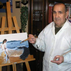 El pintor Ciriaco Martínez muestra un óleo marinero.