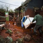 Una inundación de residuos tóxicos cubre el jardin de una casa en Kolontár, Hungría, .
