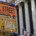 Unos carteles indicativos delante del New York Stock Exchange.
