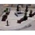 Arriba, la plaza tal como era, y sobre estas líneas su estado actual
