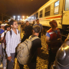 Los refugiados acceden a un tren en la localidad croata de Tovarnik.