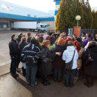 Los trabajadores trataron de impedir que los camiones se llevasen la mercancía almacenada.