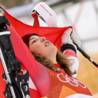 Michelle Gisin celebra su éxito en los Juegos de Pyeongchang.