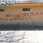 Una de las pintadas aparecidas en Alija, en imagen de archivo.