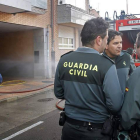 Guardia Civil, bomberos y sanitarios acudieron al rescate de las víctimas; en la foto, el edificio en el que ocurrió el suceso.
