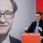 Pedro Sánchez ayer, en el acto electoral en Tarragona en apoyo al candidato del PSC, el exministro Salvador Illa. CRISTIAN DIESTRO
