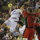 El lateral manchego del Abanca Ademar, Juanjo Fernández, arma el brazo para  marcar uno de los tres tantos que firmó en su debut oficial en el Palacio.