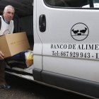 Secundino Andrés conduce la furgoneta del Banco de Alimentos como voluntario desde hace diez años