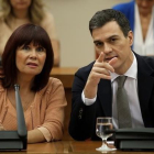 Pedro Sánchez y Micaela Navarro, en la reunión de los diputados y senadores del PSOE en el Congreso.