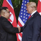 otografía de archivo del 12 de junio de 2018 en la que el presidene de EEUU, Donald Trump, saluda al líder norcoreanos, Kim Jong-un, en la cumbre de Singapur.