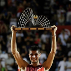Carlos Alcaraz de España posa con el trofeo tras ganar la final del Abierto de Tenis de Río de Janeiro (Brasil). Alcaraz venció a Diego Schwartzman de Argentina. ANTONIO LACERDA