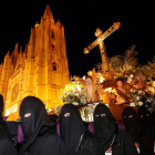 La procesión de Minerva sacó ayer a la calle la reliquia incluida en el Lignum Crucis, como símbolo de la fe católica y como prueba de la veneración que siente la cofradía. | JESÚS F. SALVADORES