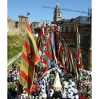 Los pendones acompañan a la Morenica en el último tramo a la basílica