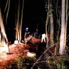 La Policía Científica, trabajando en el lugar donde apareció el cadáver. DL