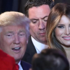 Trump y su mujer, Melania, felicitados por la multitud tras el discurso de aceptación de la victoria del magnate, en el hotel New York Hilton Midtown, en Nueva York, el 9 de noviembre.
