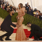 Beyoncé Knowles, con brillos de silicona en nude, se deja colocar el vestido de látex.