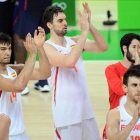 Gasol, en el centro de los jugadores españoles, agradece el apoyo del  público