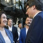 La alcaldesa Ada Colau y el president, Carles Puigdemont, conversan tras las ofrendas florales