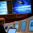 Técnicos e ingenieros de la Agencia Espacial Europea supervisan la preparación del despegue