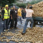 Última protesta agraria en León en otoño; patatas por el suelo para protestar por la caída de precio