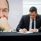 Pedro Sánchez firma el libro de condolencias por el fallecimiento de Pérez Rubalcaba. LUCA PIERGIOVANNI