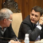Fierro y Riesco charlan durante un momento de la sesión mientras interviene la oposición.