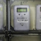 Contadores de electricidad en una comunidad.