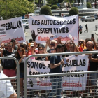 Autoescuelas catalanas y madrileñas se manifiestan frente al Congreso de los Diputados por la falta de examinadores de la DGT