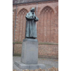 Juan Comenius, el padre de la Pedagogía, está enterrado en la iglesia que preside su escultura.