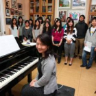 El coro de voces japonesas en un ensayo con la pianista Minako Matsuura.