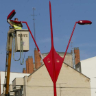 Un operario sustituye la bombilla de una farola instalada en el municipio de San Andrés. ANA M. DÍAZ