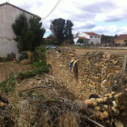 Uno de los hinchables despedidos destrozó una tapia de piedras