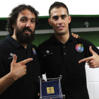 Rubén Álvarez (d) con su entrenador después del combate (i). DL