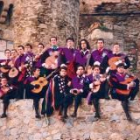 La tuna de Turismo de Ponferrada al completo en el Castillo de los Templarios