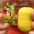 Una niña muestra un juguete de los que llevan los huevos Kinder dentro.