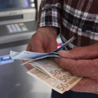 Únicamente el 11% de las operaciones con los bancos se realizan ya en las oficinas, que buscan una nueva relación con los clientes.