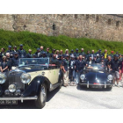 Los participantes en el rally galo con dos de sus coches, ayer frente al Castillo de los Templarios.